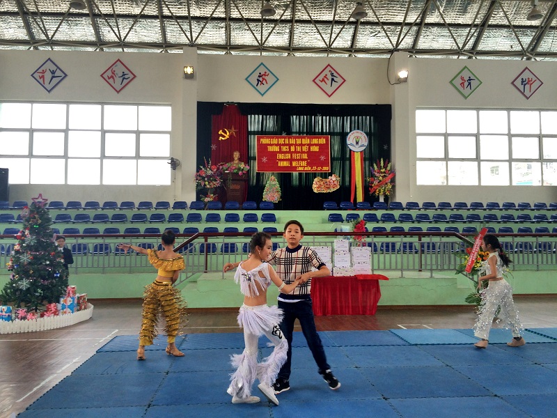 Hòa cùng điệu nhảy Dance Sport sôi động với Tiến Dũng, Phương Trang, Thùy Linh 7A2 và Hồng Anh 6A3